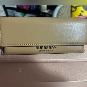 Burberry eyeglass case (Pre-owned) in very good condition.